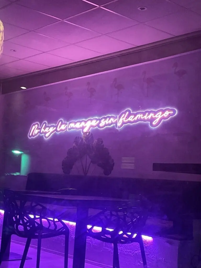 Letrero neón 'No hay La Manga sin Flamingo' en el interior de Flamingo Beach