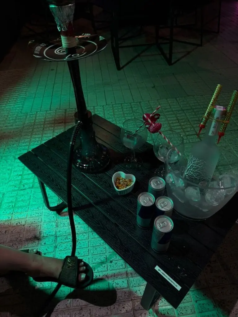 Mesa con shisha y bebidas en la terraza de Flamingo Beach