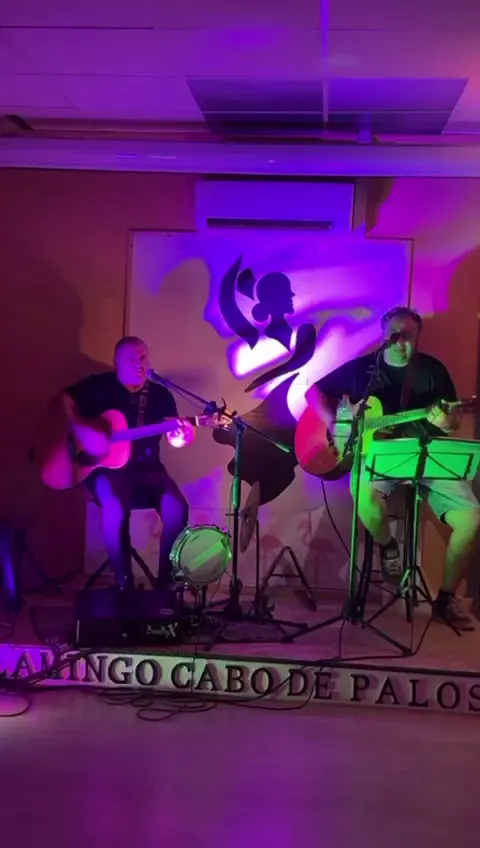 Actuación musical en directo en Flamingo Beach, Cabo de Palos