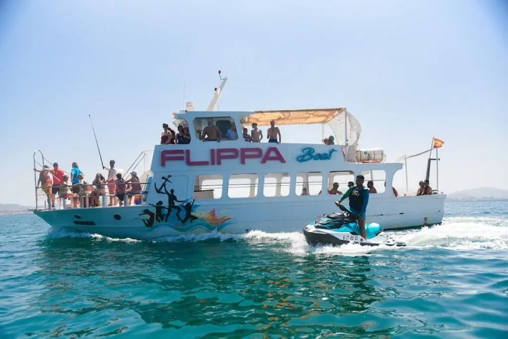 Grupo a bordo de Flippaboat con moto de agua junto al barco, La Manga del Mar Menor