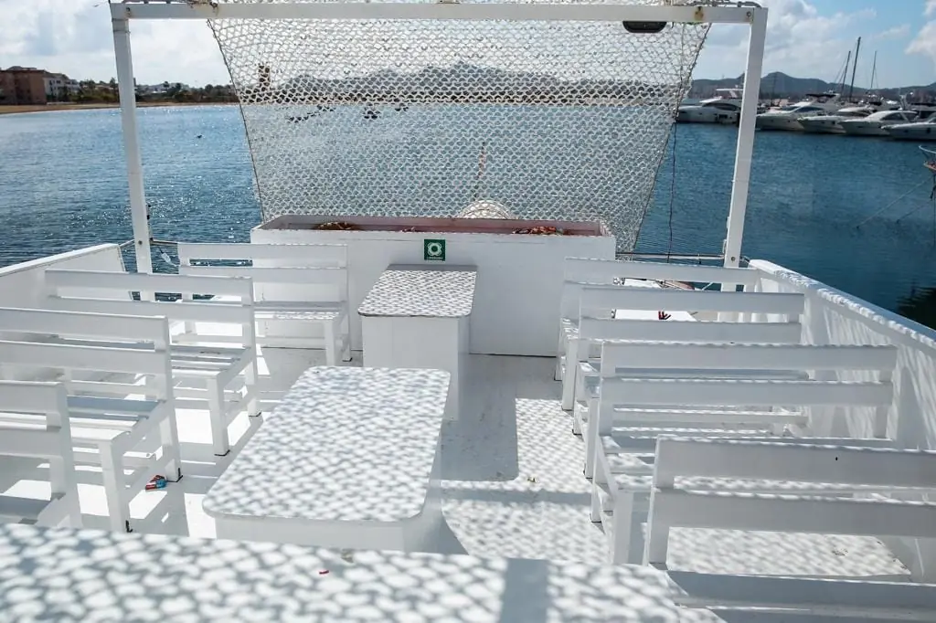 Grupo celebrando una fiesta privada a bordo con Flippados