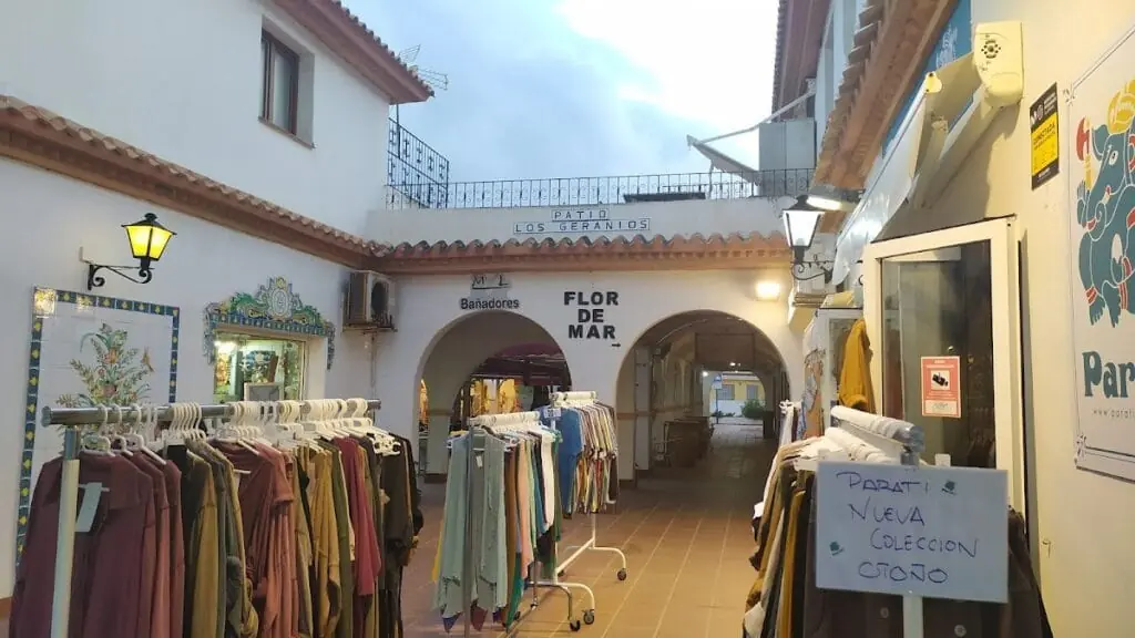 Fachada de la tienda Flor de Mar en el Zoco Alcazaba, La Manga