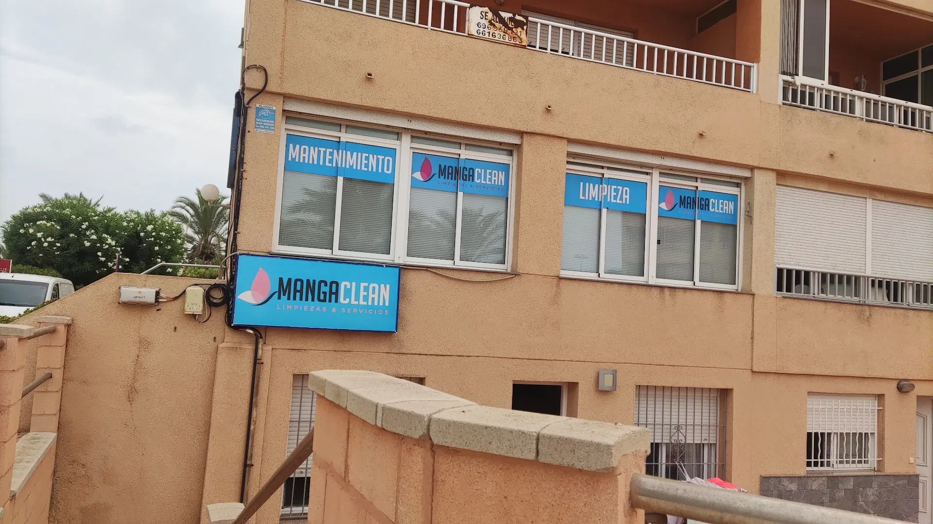 Fachada con el rótulo de Manga Clean, empresa de limpieza y mantenimiento