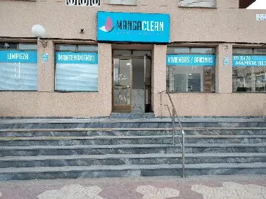 Entrada y escaparate de la oficina de Manga Clean