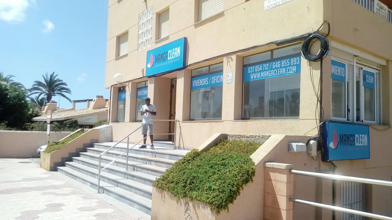 Fachada de la oficina de Manga Clean con acceso por escalera
