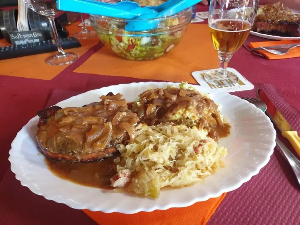 Plato de codillo con chucrut servido en Hans Bar