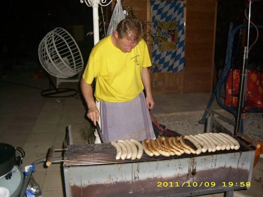 Parrillada de salchichas alemanas preparada en Hans Bar