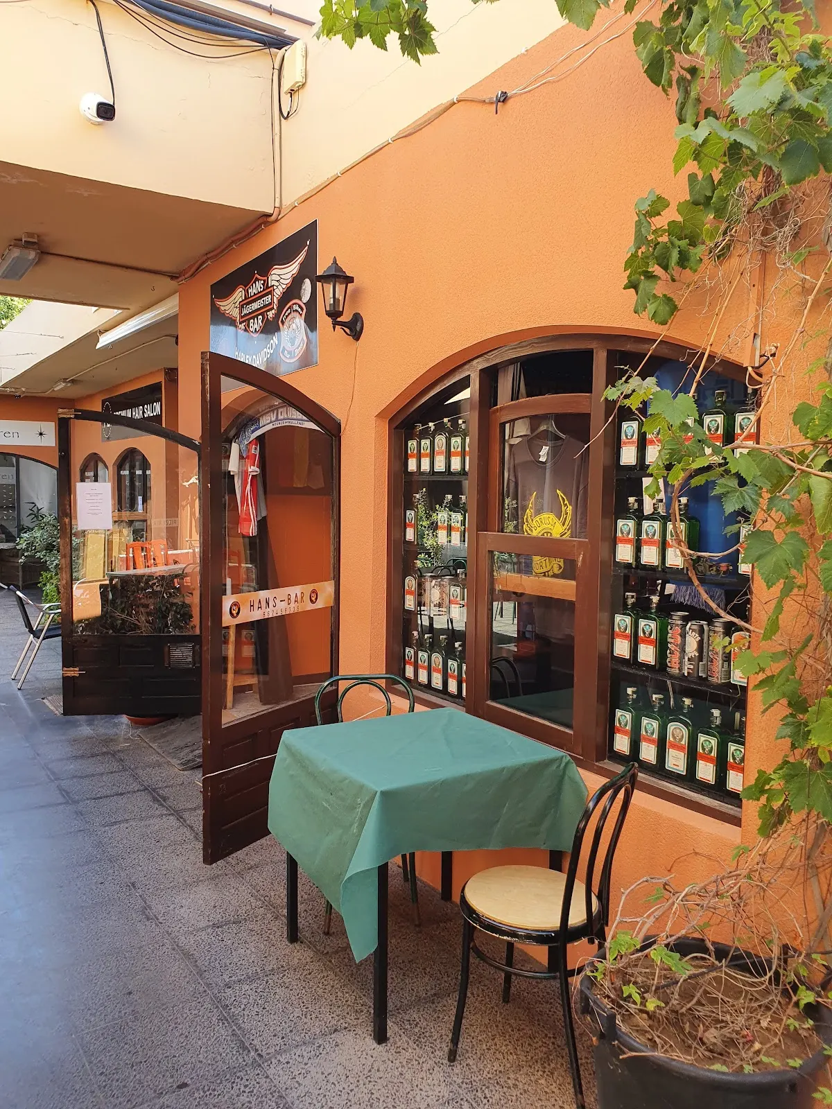 Terraza exterior de Hans Bar con mesas y entrada al establecimiento