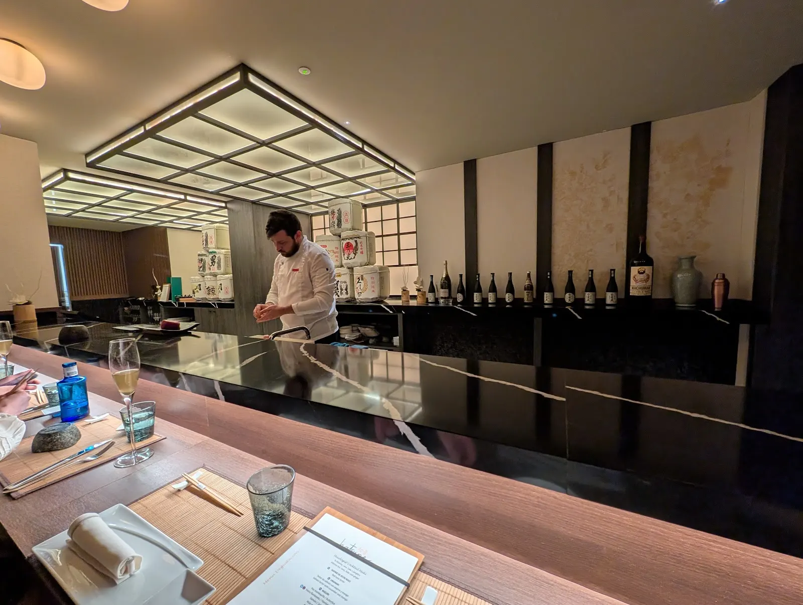 Interior de Hatsune japanese bar en La Manga Club