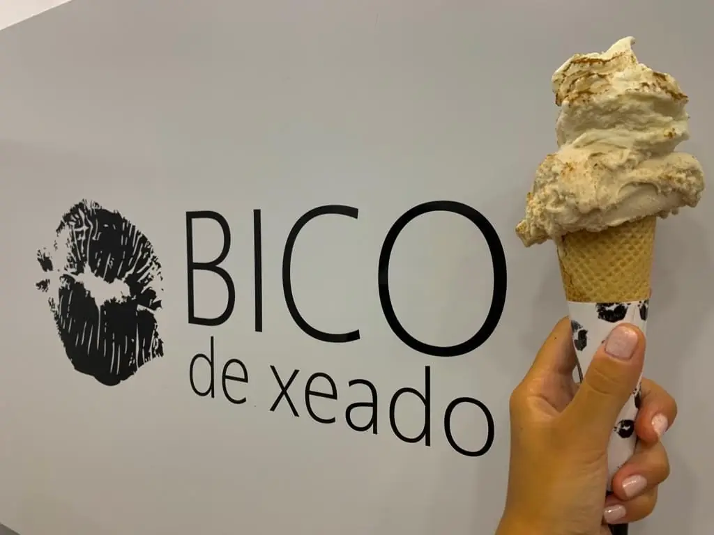 Cucurucho de helado artesanal de Bico de Xeado sujeto frente al logotipo