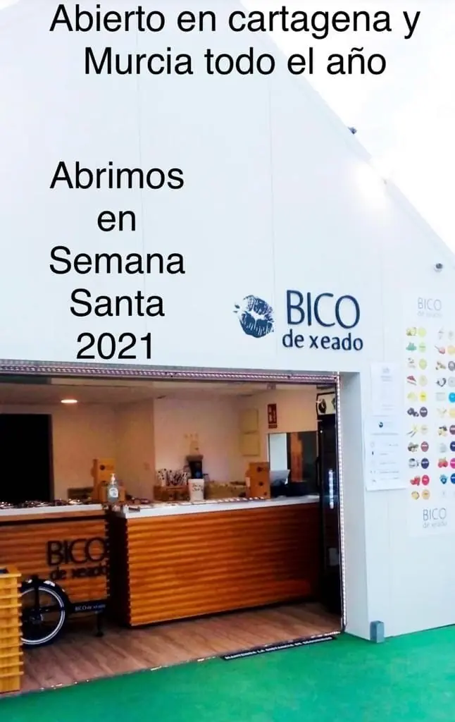 Fachada de Bico de Xeado con el cartel de productos naturales y artesanales