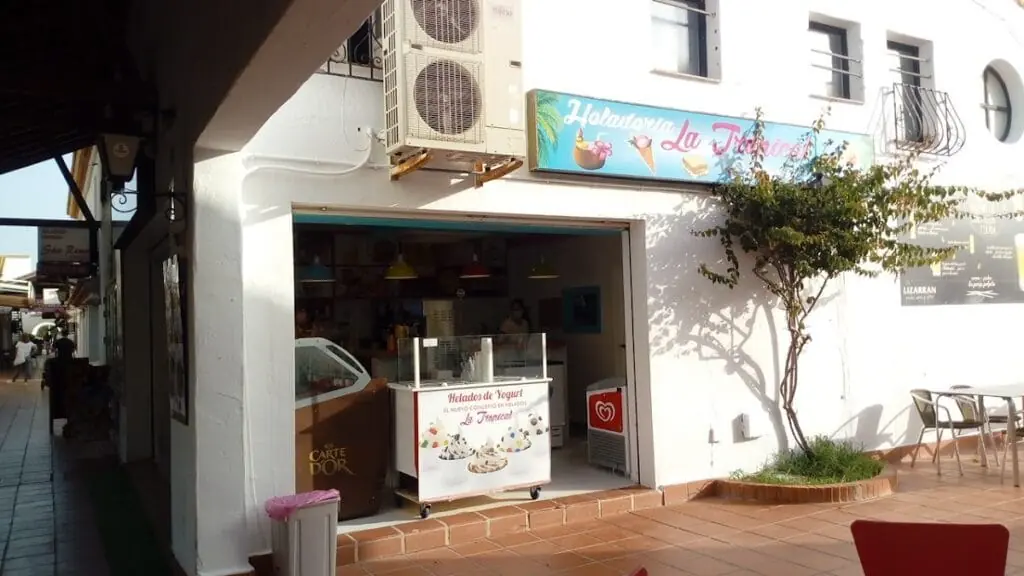 Fachada de Heladería La Tropical en el Zoco Alcazaba