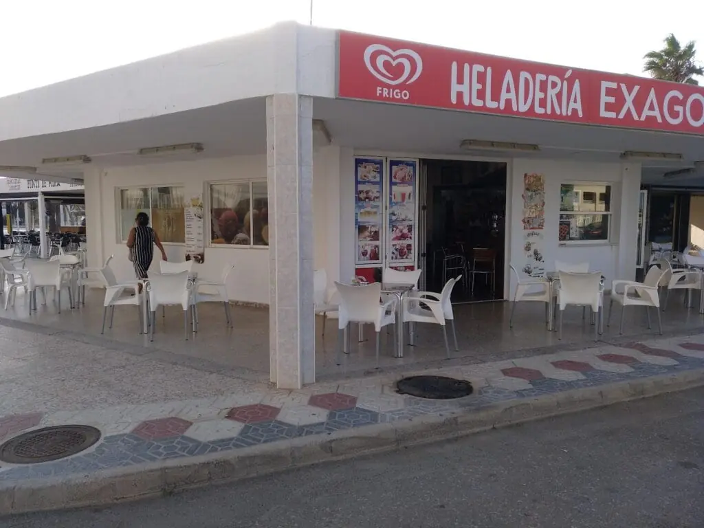 Fachada de Heladería Exágono con el rótulo rojo Frigo