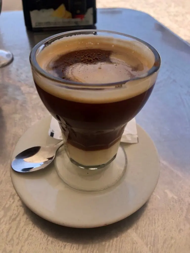 Café servido en la terraza de Heladería Exágono