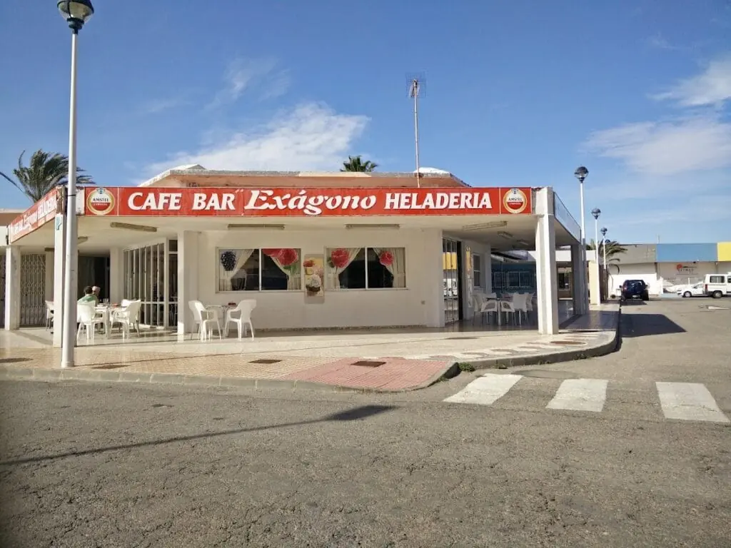 Fachada de Café Bar Exágono Heladería, con su terraza