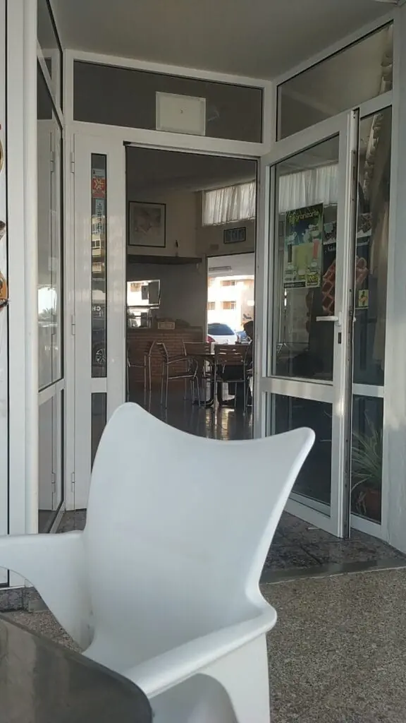 Entrada y terraza interior de Heladería Exágono