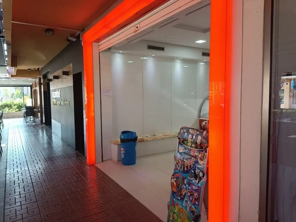 Interior del local de Heladería-Horchatería Valenciana en el Edificio Comercial Bohemia