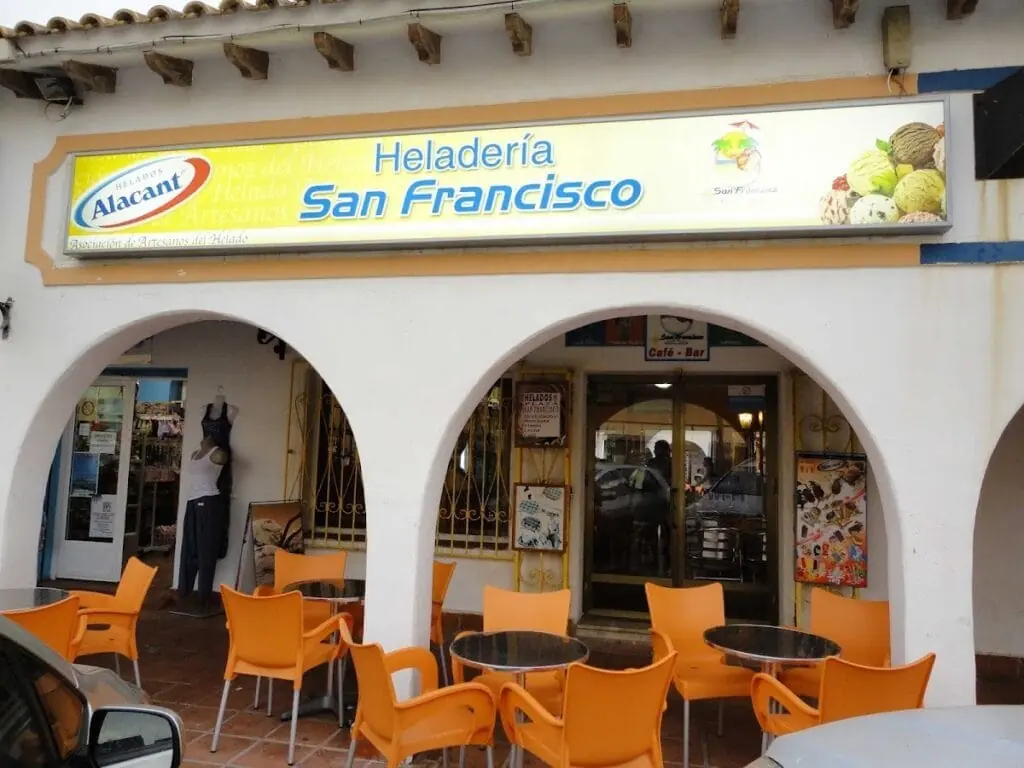 Fachada de Heladería San Francisco bajo los soportales del Zoco Alcazaba