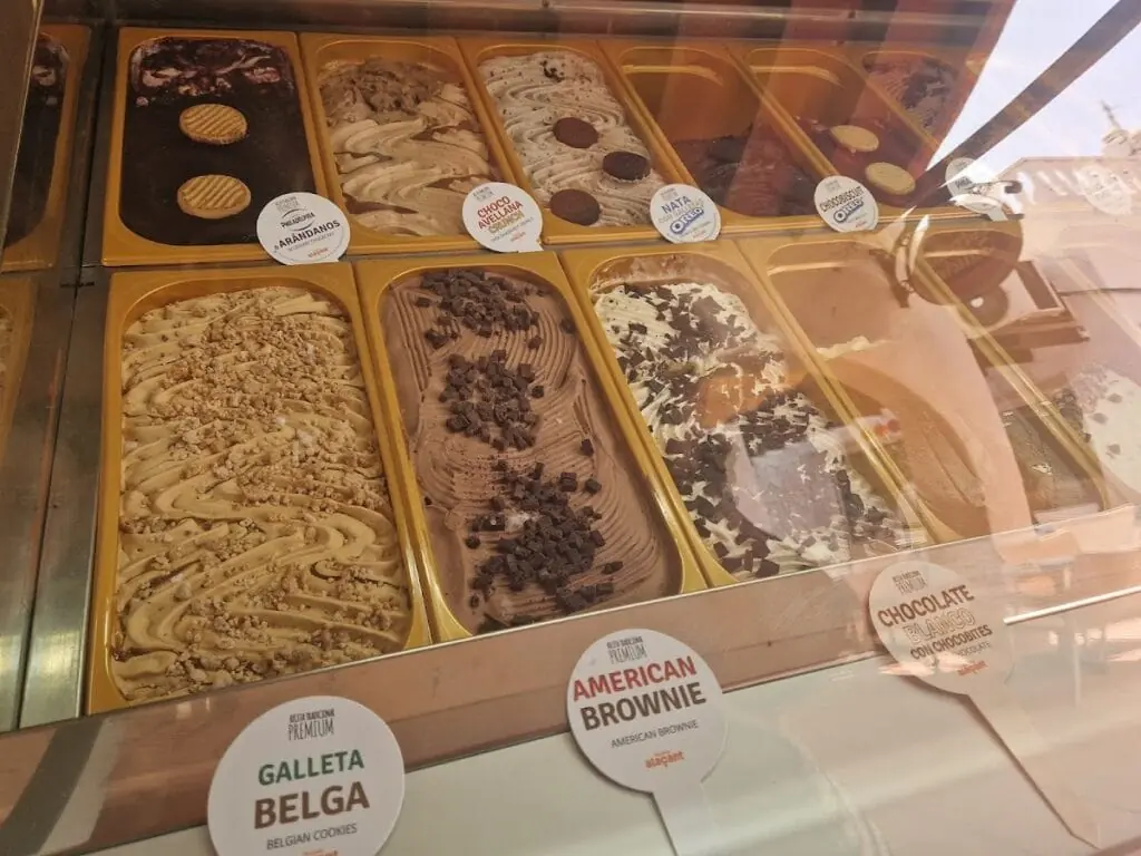 Mostrador de helados artesanos de Heladería San Francisco