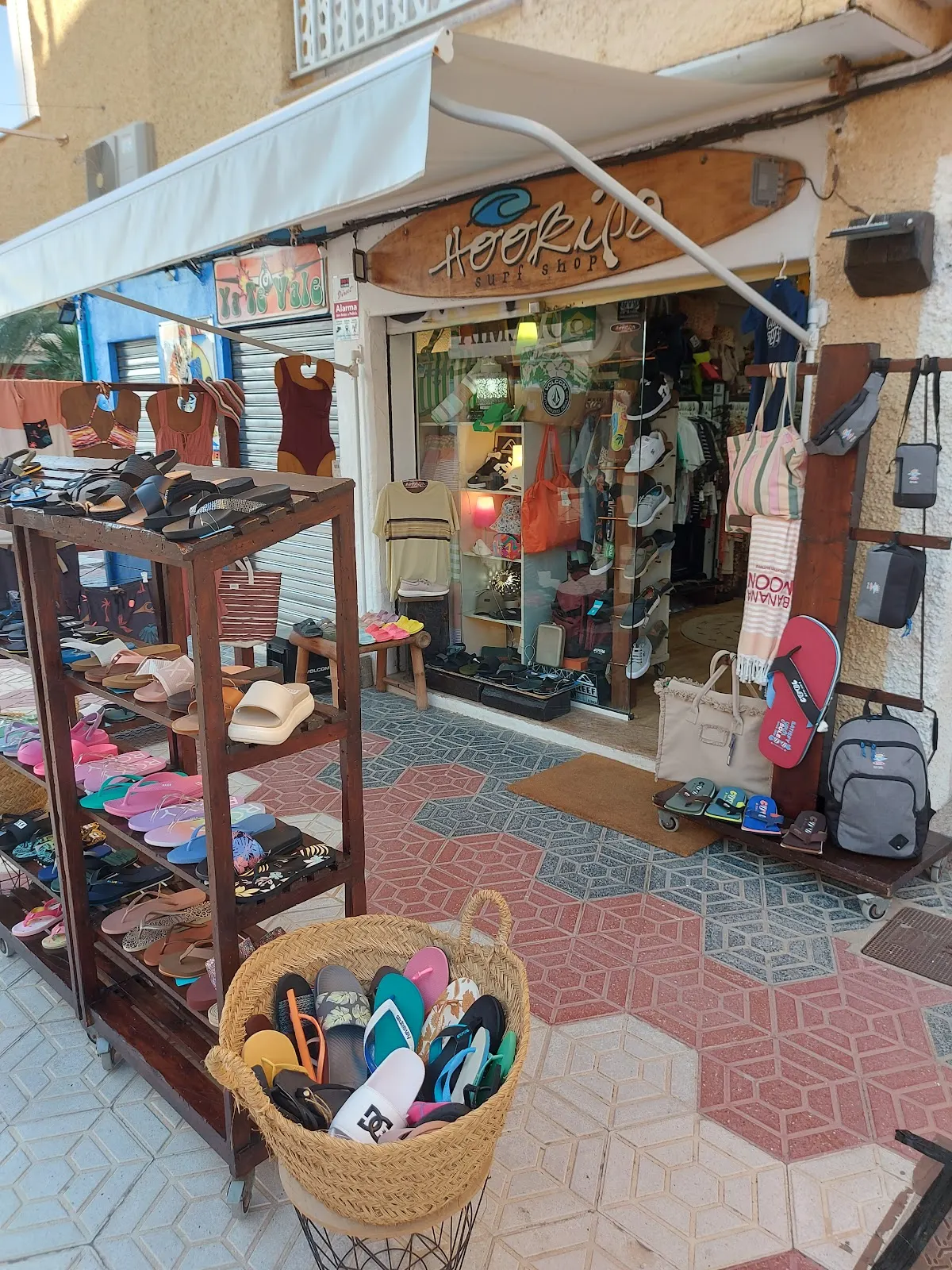 Ropa de surf expuesta en Hookipa