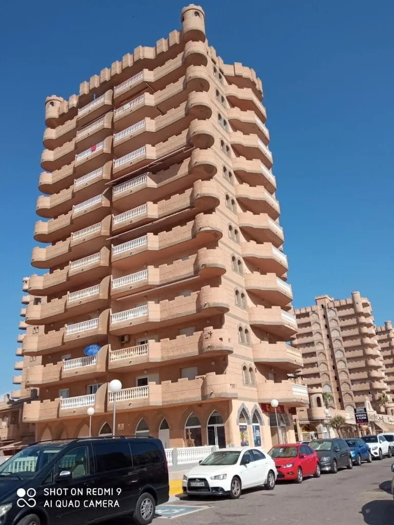Castellated façade of Hotel Aparthotel Londres, Gran Vía in La Manga
