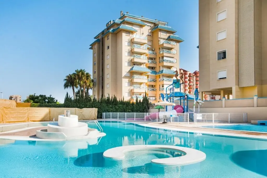 Piscina infantil con toboganes del parque acuático de Hotel Bakour La Manga Splash