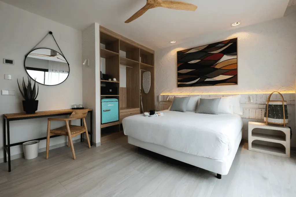 Habitación del Hotel Cetina Cabo de Palos con cama de matrimonio y vestidor