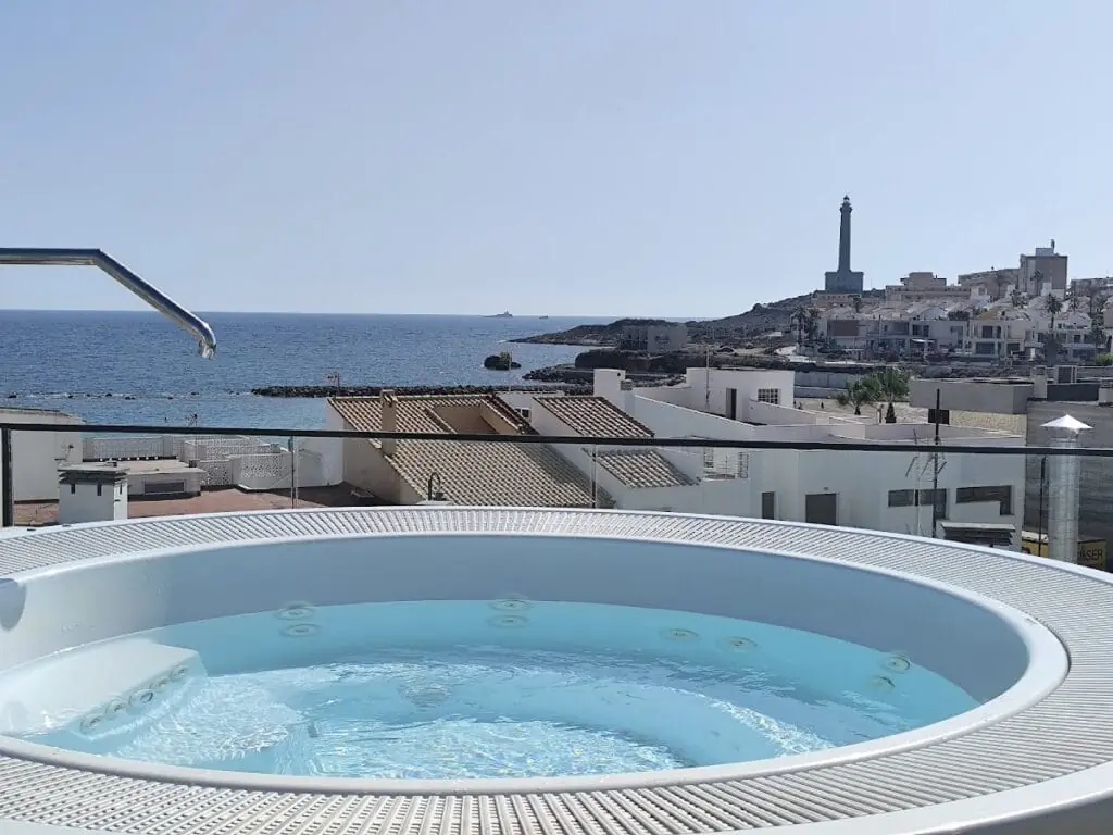 Jacuzzi en la azotea del Hotel Cetina con vistas al faro de Cabo de Palos