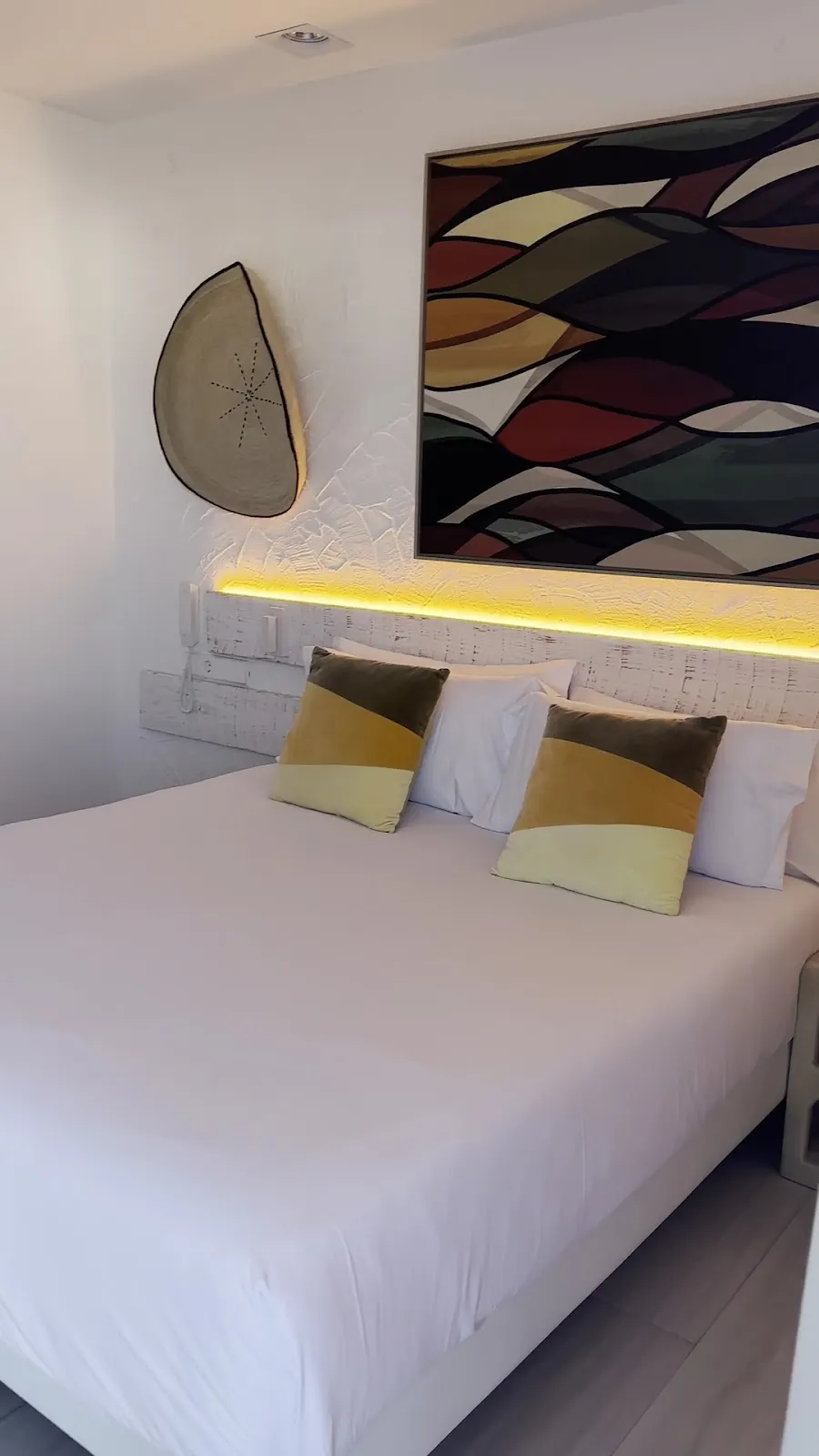 Detalle de la cabecera decorada de una habitación del Hotel Cetina Cabo de Palos
