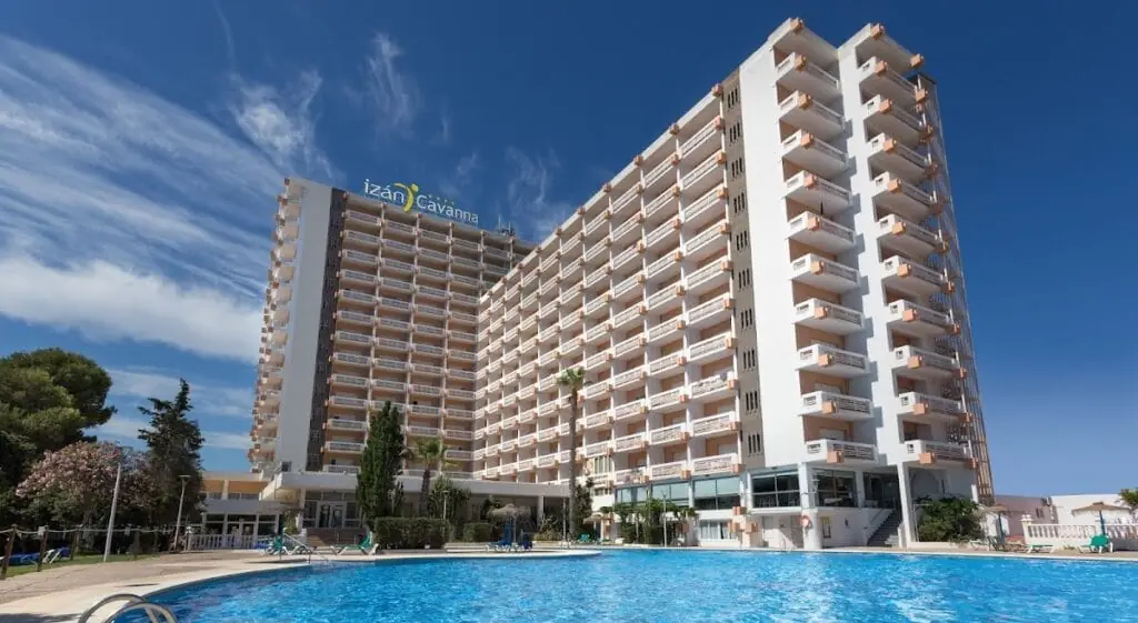Fachada del Hotel Izán Cavanna con piscina exterior, Plaza del Cavanna
