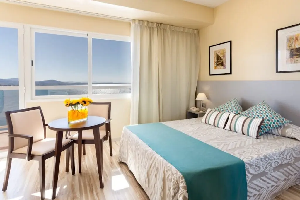 Piscina del Hotel Izán Cavanna con acceso al Mar Menor