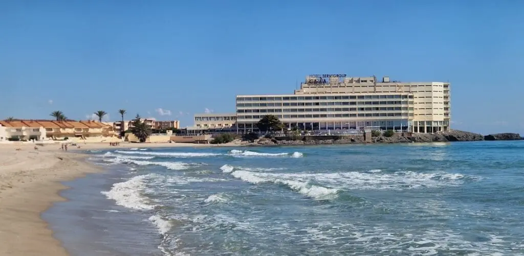 Fachada del Hotel Servigroup Galúa vista desde la playa, La Manga