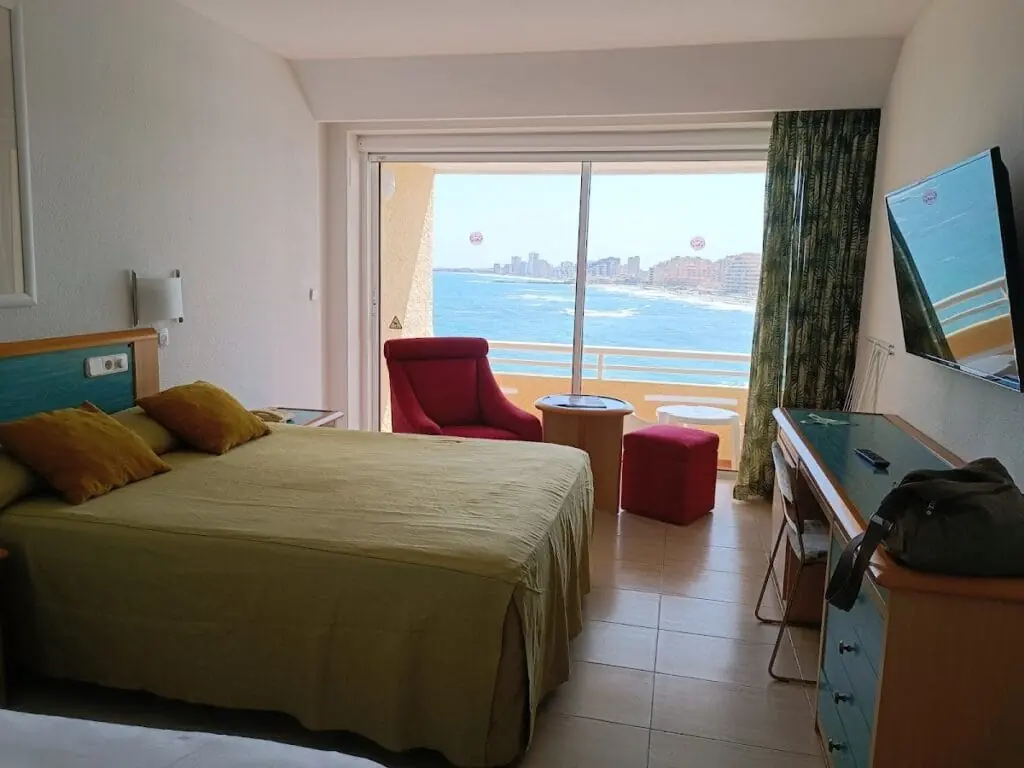 Habitación con vistas al mar en el Hotel Servigroup Galúa