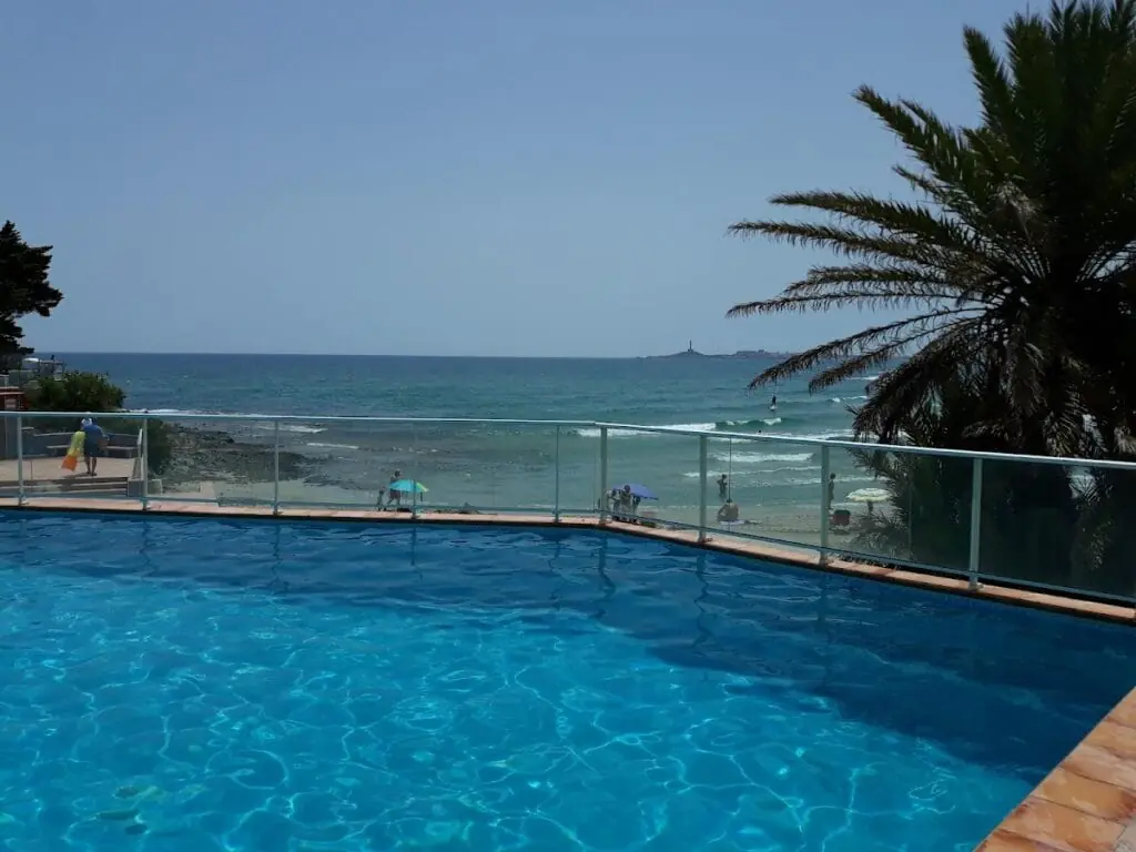 Piscina exterior del Hotel Servigroup Galúa con vistas al Mediterráneo
