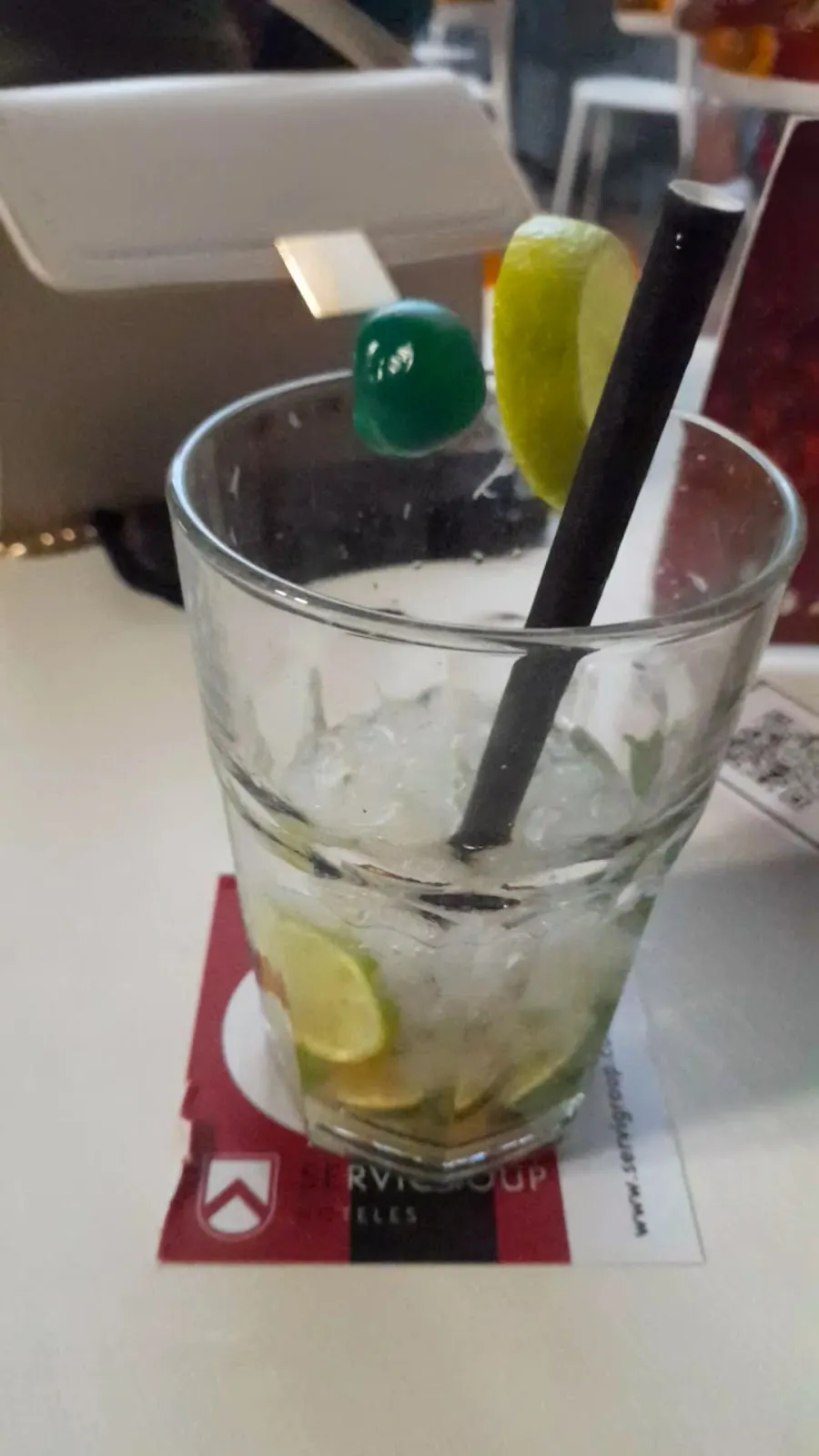Cóctel servido en el bar del Hotel Servigroup Galúa