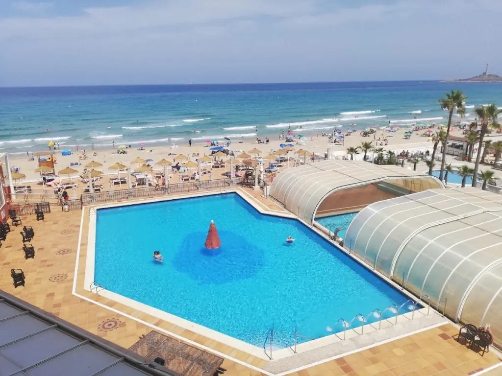 Piscina exterior de Hotel&Spa Entremares frente a la playa