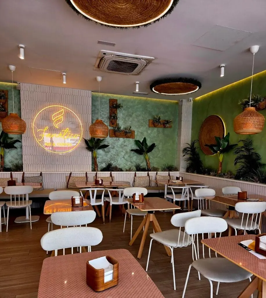 Helados de Ice Fanático, también conocido como Fanático Ice & Coffee