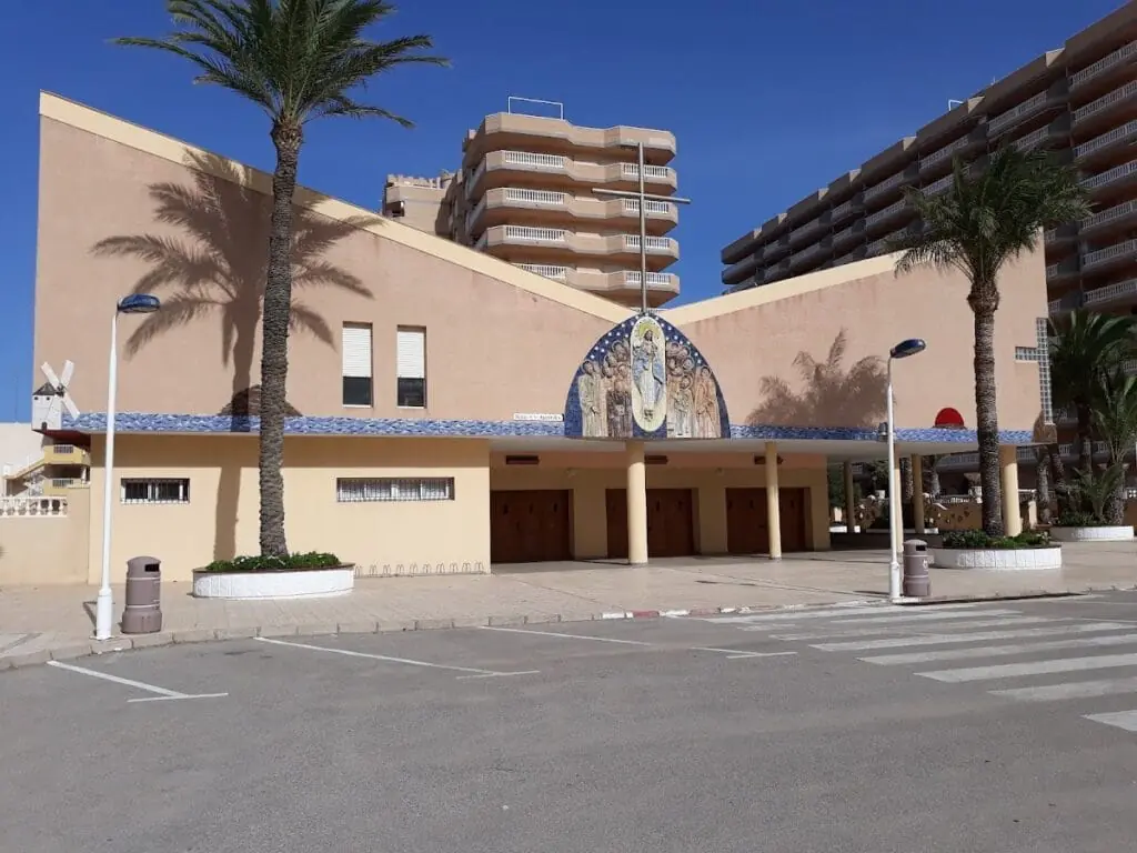 Cruz y mosaico de la fachada de la parroquia de La Manga