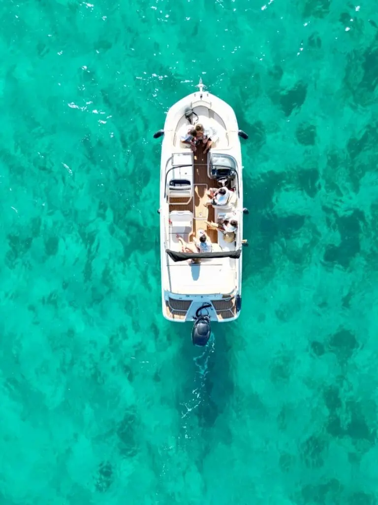 Vista aérea de una embarcación de Infinity Charter navegando por aguas turquesas