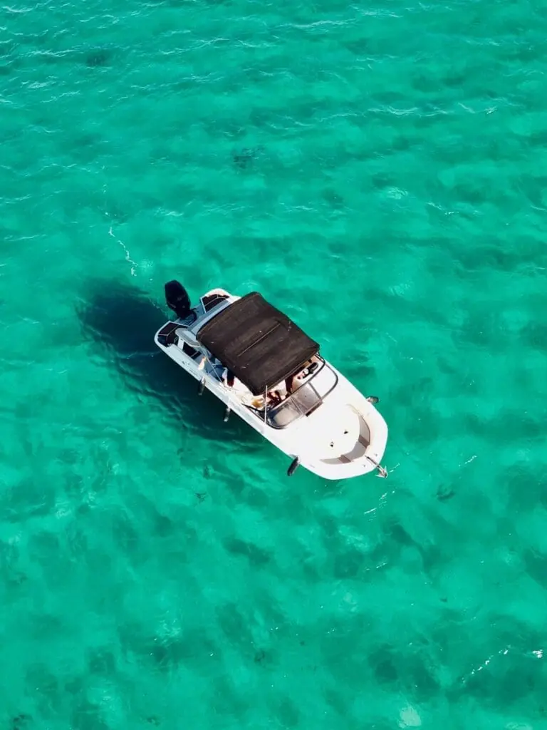 Vista aérea de una embarcación de Infinity Charter fondeada con pasajeros a bordo