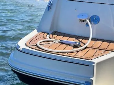 Popa de una embarcación de Infinity Charter con ducha de agua dulce