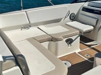 Zona de proa con asientos de una embarcación de Infinity Charter