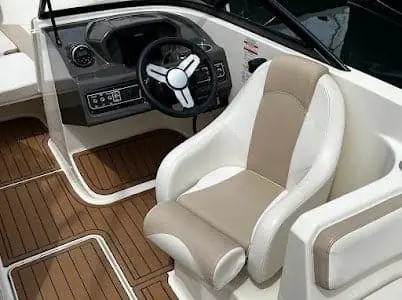Puesto de mando y asiento del patrón de una embarcación de Infinity Charter