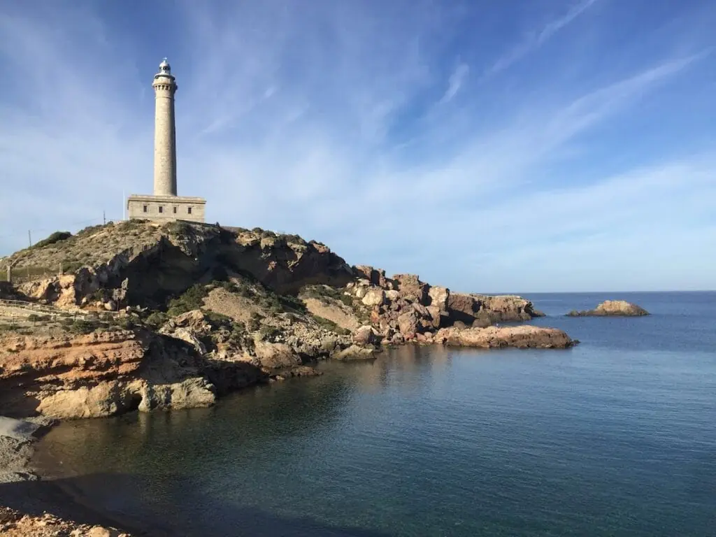 Faro de Cabo de Palos visto desde las rocas de la costa