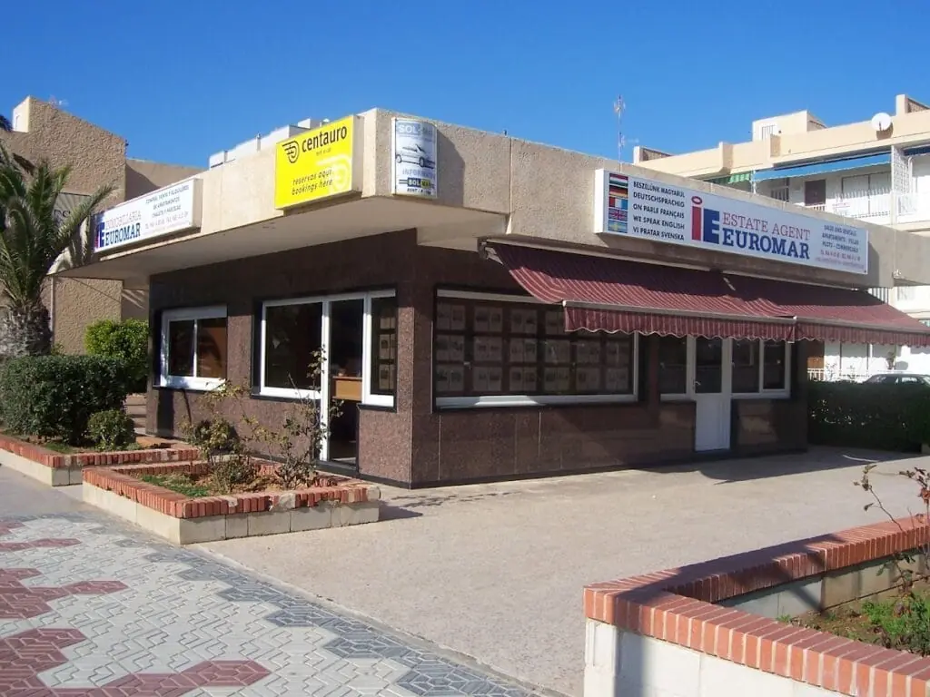 Fachada de la oficina de Inmobiliaria Euromar en la Urbanización Los Corales