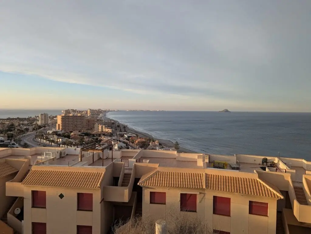 Escaparate con anuncios de Inmobiliaria Euromar