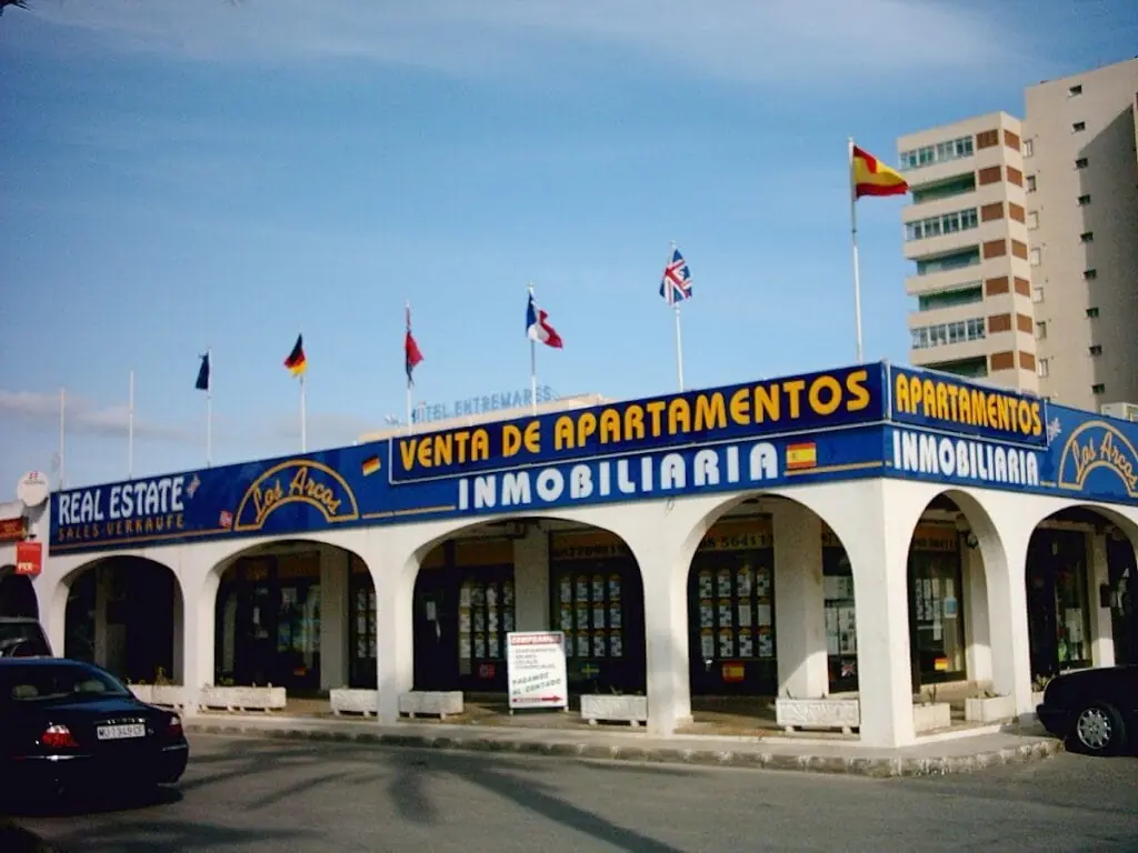 Fachada de Inmobiliaria Los Arcos en el Centro Comercial Mangamar