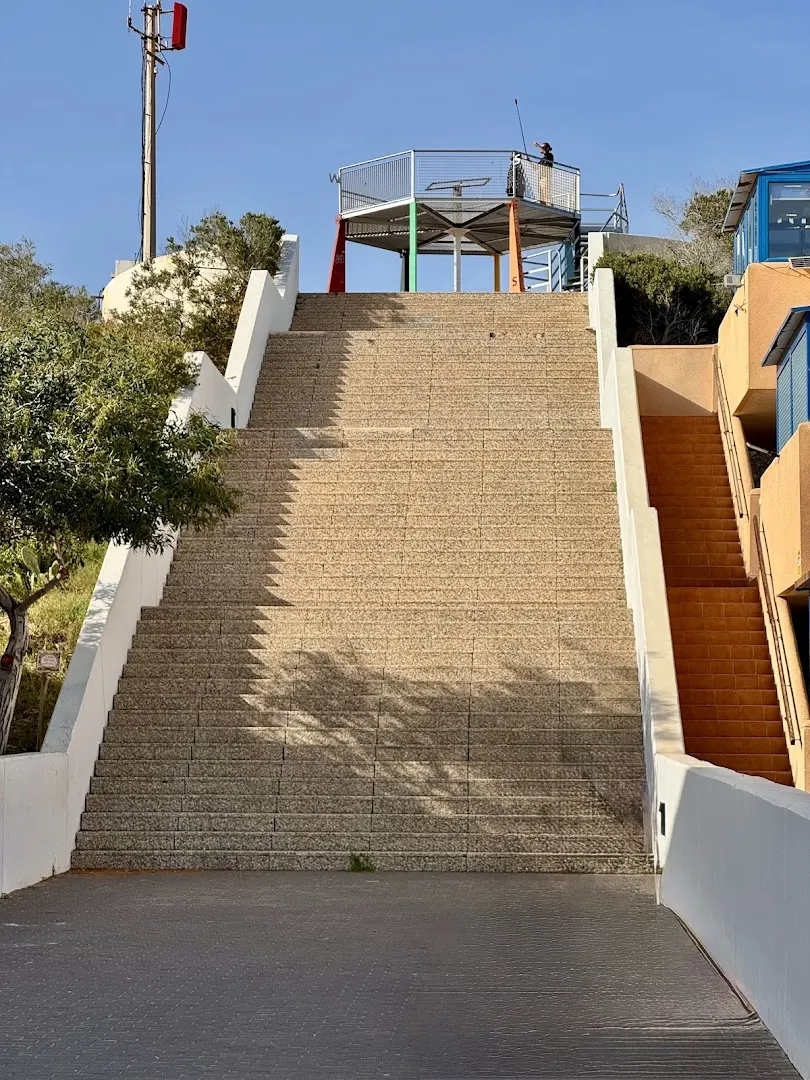 Escalera de acceso junto a un edificio gestionado por Inmolena en La Manga