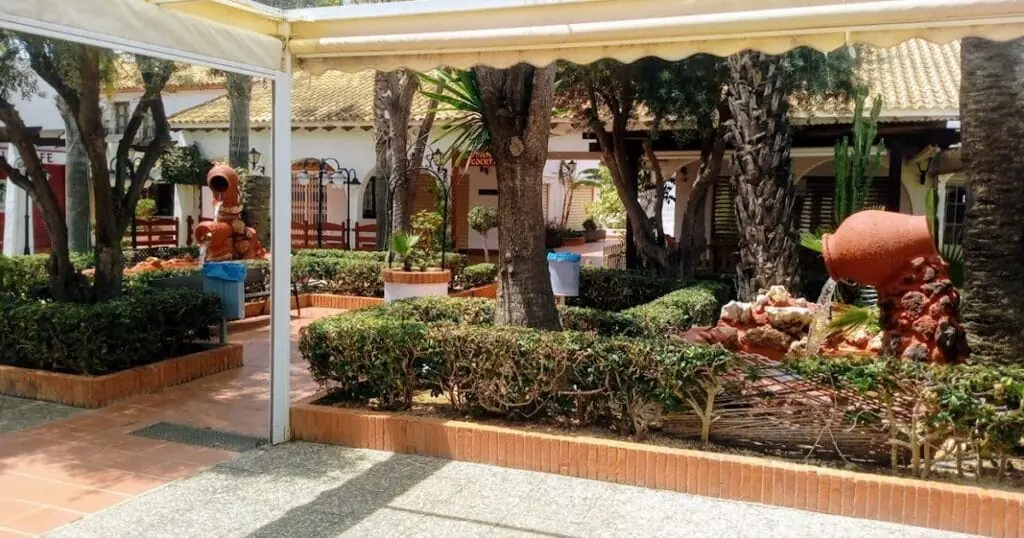 Jardín mediterráneo con fuente decorativa en el patio del Zoco/Alcazaba junto a Jijonenca/Ghurts