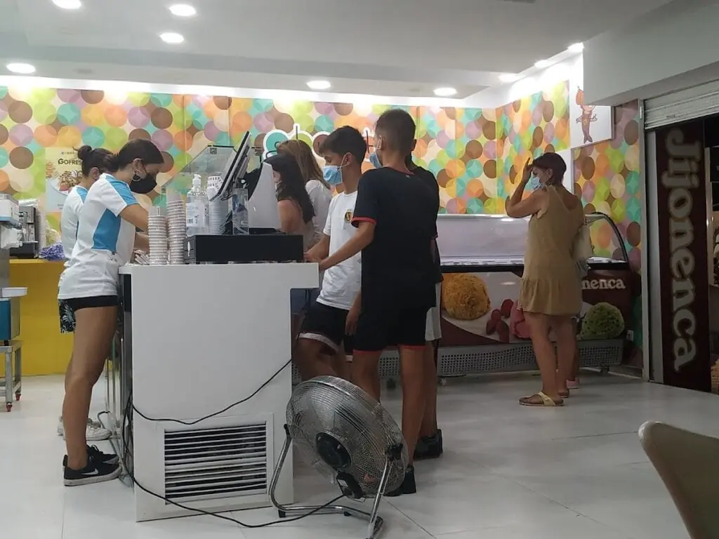 Interior de Jijonenca con clientes pidiendo helado en el mostrador